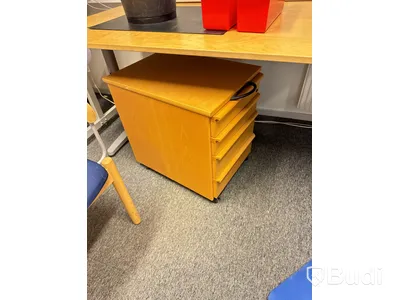 Kontorsrum med div möbler