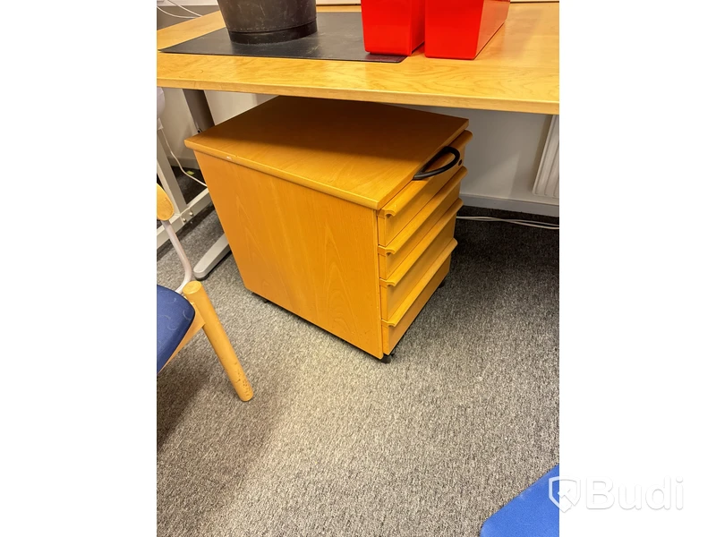 Kontorsrum med div möbler