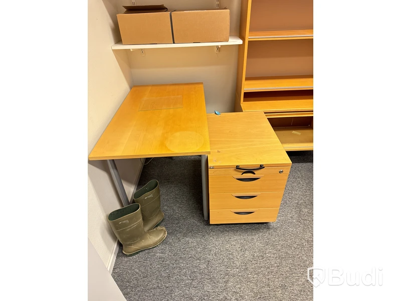 Kontorsrum med div möbler