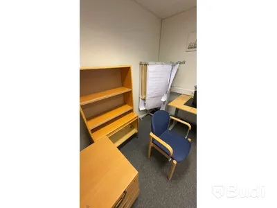 Kontorsrum med div möbler