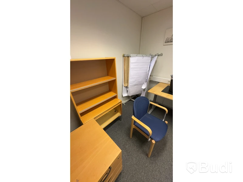 Kontorsrum med div möbler