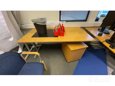 Kontorsrum med div möbler