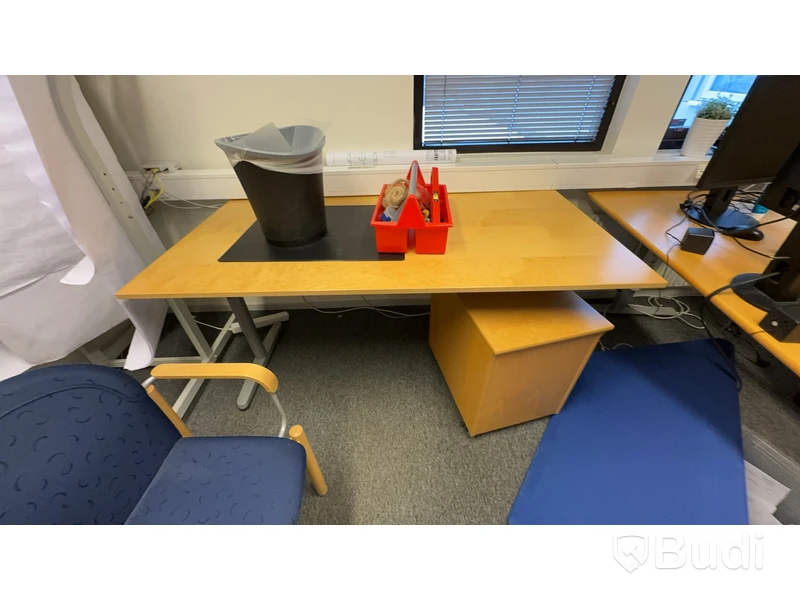 Kontorsrum med div möbler