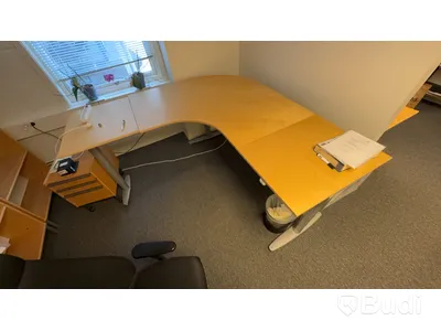 Elektriskt höj och sänkbart hörnskrivbord Kinnarps samt kontorsstol