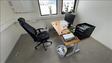 Elektriskt höj- och sänkbart skrivbord 160x80 samt kontorsstol och datorskärm Fujitsu 22 tum