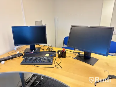 Elektriskt höj och sänkbart skrivbord 190x100, ink 3 st besöksstolar, kontorsstol samt 2st fuitsu 24 tums skärmar