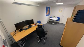 Elektriskt höj-och sänkbart skrivbord 180x83cm, 2st fujitsu datorskärmar, kontorsstol, 3st besöksstolar, runt bord samt skåp på hjul