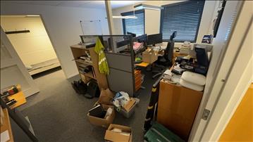 Allt i rummet, bla. 4st elektriskt höj och sänkbara skrivbord, datorskärmar, TV, kontorsstolar m.m.