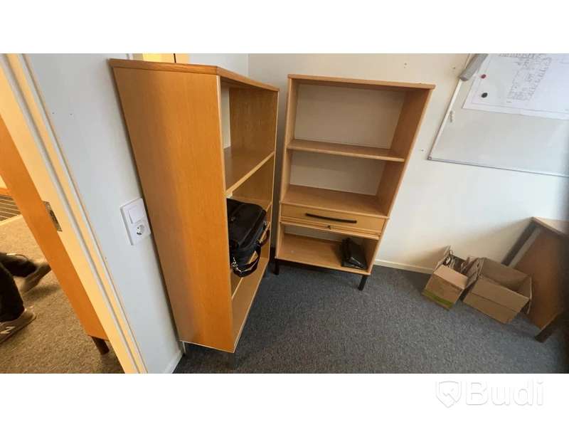 Alla möbler i rummet bl.a Elektriskt höj och sänkbart skrivbord, 2st kontorsstolar m.m.