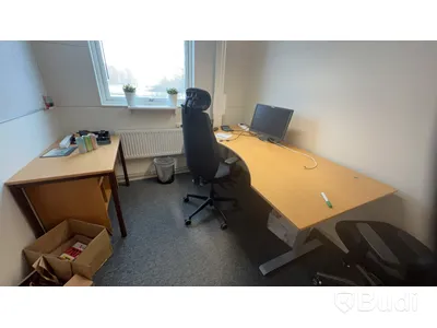 Alla möbler i rummet bl.a Elektriskt höj och sänkbart skrivbord, 2st kontorsstolar m.m.