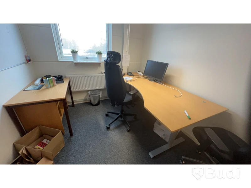 Alla möbler i rummet bl.a Elektriskt höj och sänkbart skrivbord, 2st kontorsstolar m.m.