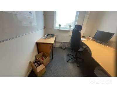 Alla möbler i rummet bl.a Elektriskt höj och sänkbart skrivbord, 2st kontorsstolar m.m.