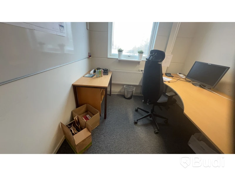 Alla möbler i rummet bl.a Elektriskt höj och sänkbart skrivbord, 2st kontorsstolar m.m.