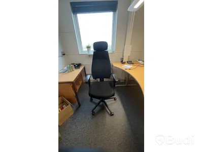 Alla möbler i rummet bl.a Elektriskt höj och sänkbart skrivbord, 2st kontorsstolar m.m.