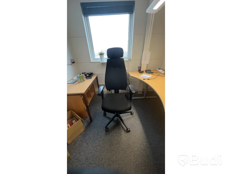 Alla möbler i rummet bl.a Elektriskt höj och sänkbart skrivbord, 2st kontorsstolar m.m.