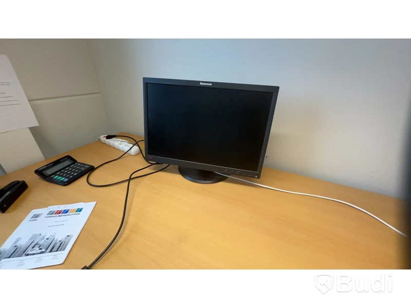 Alla möbler i rummet bl.a Elektriskt höj och sänkbart skrivbord, 2st kontorsstolar m.m.