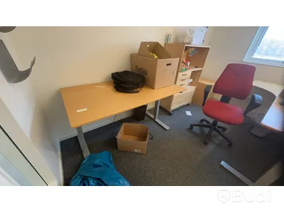 Alla möbler i rummet, bl.a 2st elektriskt höj och sänkbara skrivbord, kontorsstol m.m.