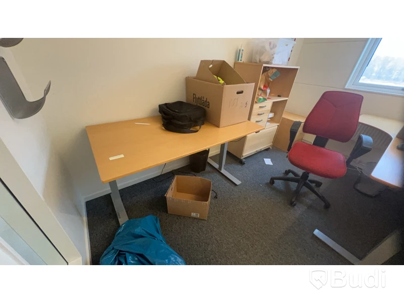 Alla möbler i rummet, bl.a 2st elektriskt höj och sänkbara skrivbord, kontorsstol m.m.