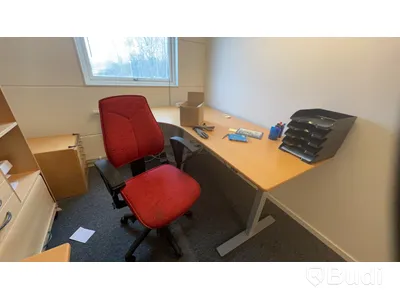 Alla möbler i rummet, bl.a 2st elektriskt höj och sänkbara skrivbord, kontorsstol m.m.