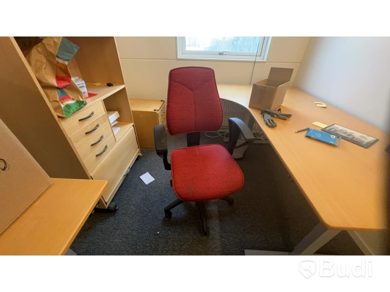Alla möbler i rummet, bl.a 2st elektriskt höj och sänkbara skrivbord, kontorsstol m.m.