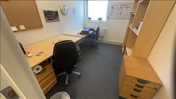 Alla möbler i rummet bl.a 2st skrivbord, 2st kontorsstolar m.m.