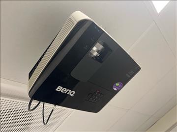 Konferensutrustning, Benq Projektor, Crape konferenskamera med högtalare samt projektorduk samt clickshare adaptrar
