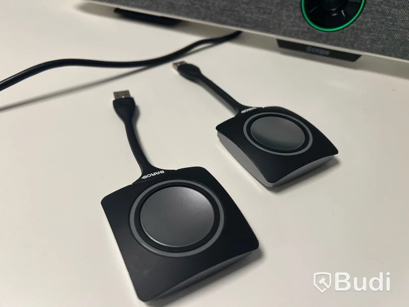 Konferensutrustning, Benq Projektor, Crape konferenskamera med högtalare samt projektorduk samt clickshare adaptrar
