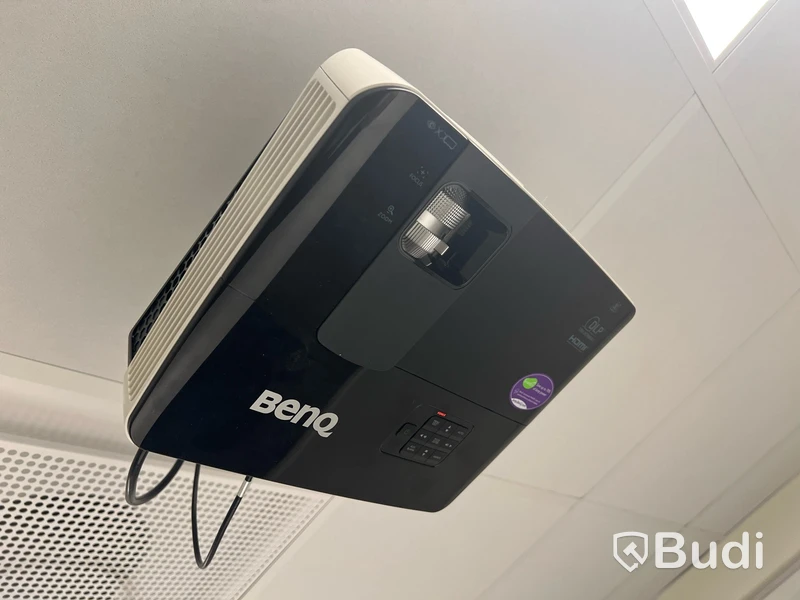 Konferensutrustning, Benq Projektor, Crape konferenskamera med högtalare samt projektorduk samt clickshare adaptrar