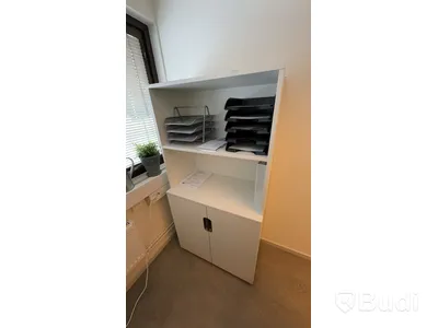 Elektriskt höj-och sänkbart skrivbord 160x80cm, skåp, kontorsstol, 2st datorskärmar Fujitsu 24 tum, besöksfåtölj i skinn samt litet marmorbord