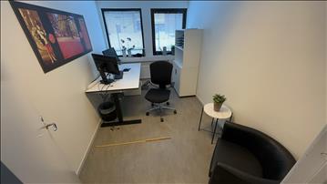 Elektriskt höj-och sänkbart skrivbord 160x80cm, skåp, kontorsstol, 2st datorskärmar Fujitsu 24 tum, besöksfåtölj i skinn samt litet marmorbord
