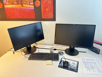 Elektriskt höj-och sänkbart skrivbord 160x80cm, skåp, kontorsstol, 2st datorskärmar Fujitsu 24 tum, besöksfåtölj i skinn samt litet marmorbord