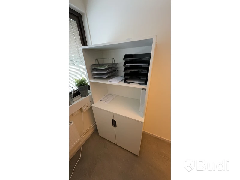 Elektriskt höj-och sänkbart skrivbord 160x80cm, skåp, kontorsstol, 2st datorskärmar Fujitsu 24 tum, besöksfåtölj i skinn samt litet marmorbord