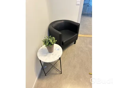 Elektriskt höj-och sänkbart skrivbord 160x80cm, skåp, kontorsstol, 2st datorskärmar Fujitsu 24 tum, besöksfåtölj i skinn samt litet marmorbord