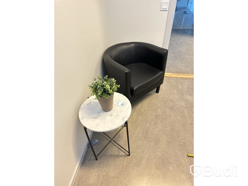 Elektriskt höj-och sänkbart skrivbord 160x80cm, skåp, kontorsstol, 2st datorskärmar Fujitsu 24 tum, besöksfåtölj i skinn samt litet marmorbord