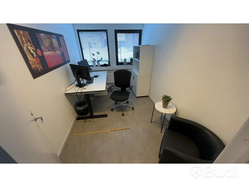 Elektriskt höj-och sänkbart skrivbord 160x80cm, skåp, kontorsstol, 2st datorskärmar Fujitsu 24 tum, besöksfåtölj i skinn samt litet marmorbord