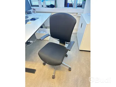 Elektriskt höj-och sänkbart skrivbord 160x80cm, skåp, kontorsstol, 2st datorskärmar Fujitsu 24 tum, besöksfåtölj i skinn samt litet marmorbord