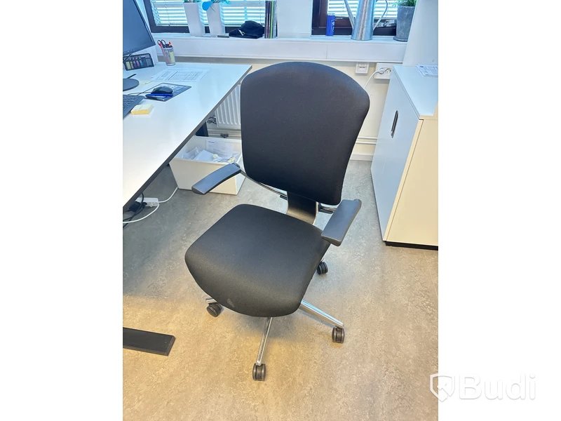 Elektriskt höj-och sänkbart skrivbord 160x80cm, skåp, kontorsstol, 2st datorskärmar Fujitsu 24 tum, besöksfåtölj i skinn samt litet marmorbord
