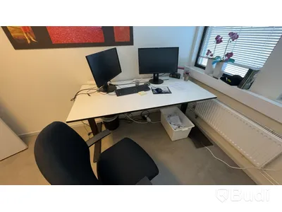 Elektriskt höj-och sänkbart skrivbord 160x80cm, skåp, kontorsstol, 2st datorskärmar Fujitsu 24 tum, besöksfåtölj i skinn samt litet marmorbord