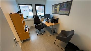 Elekstriskt höj och sänkbart skrivbord 170x80, 2st datorskärmar Fujitsu 22 tum, kontorsstol, hylla med jalusidel samt besöksstol