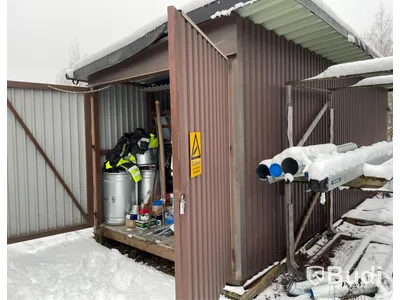 20 fots förrådsbyggnad med innehåll
