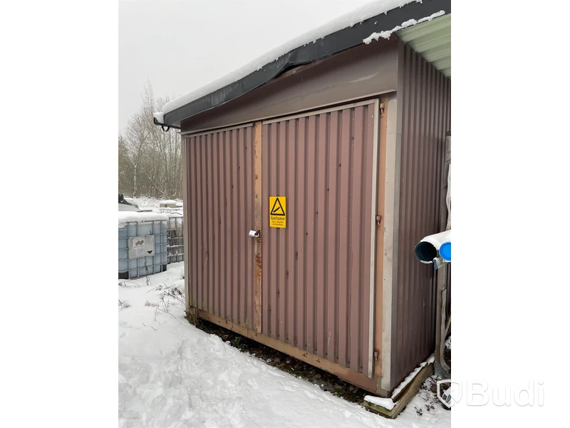 20 fots förrådsbyggnad med innehåll