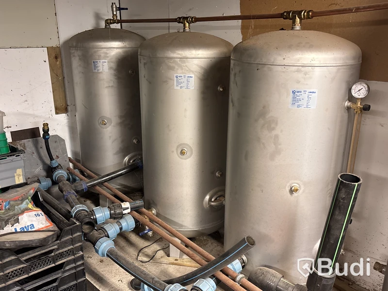 2 st bevattningspumpar Grundfos med 4 st vattentankar