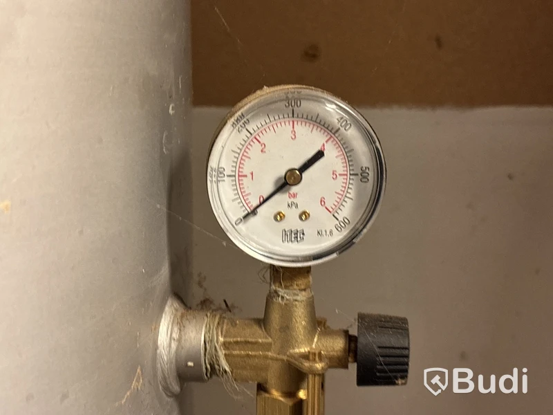 2 st bevattningspumpar Grundfos med 4 st vattentankar
