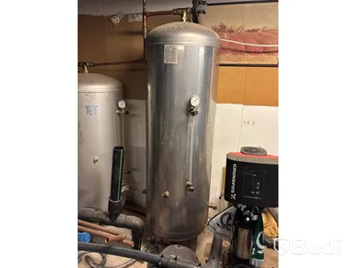 2 st bevattningspumpar Grundfos med 4 st vattentankar