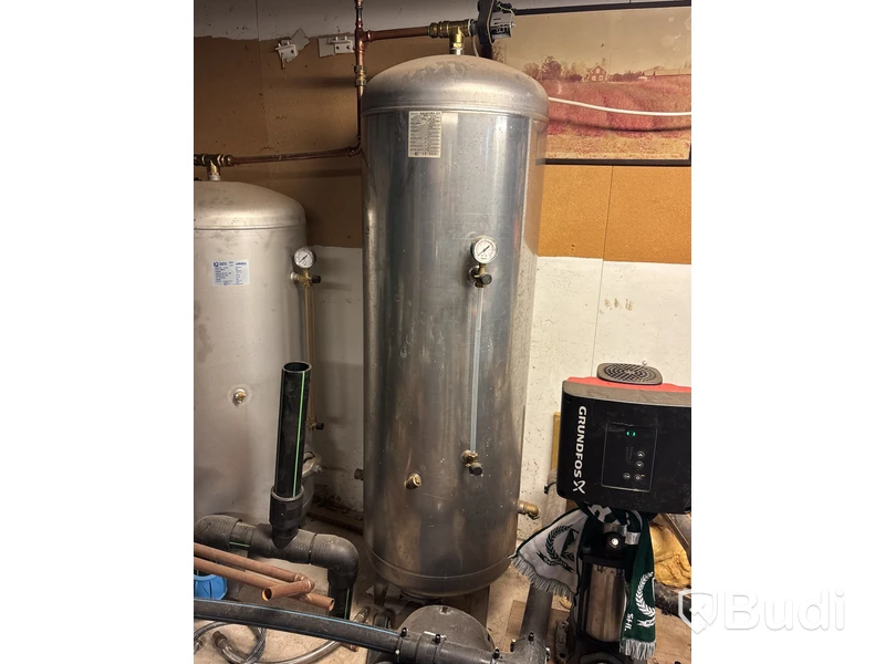 2 st bevattningspumpar Grundfos med 4 st vattentankar