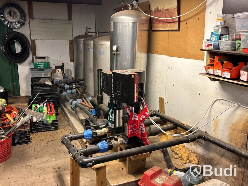 2 st bevattningspumpar Grundfos med 4 st vattentankar