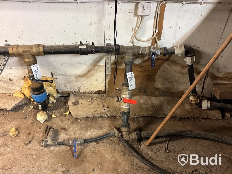 2 st bevattningspumpar Grundfos med 4 st vattentankar