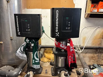 2 st bevattningspumpar Grundfos med 4 st vattentankar