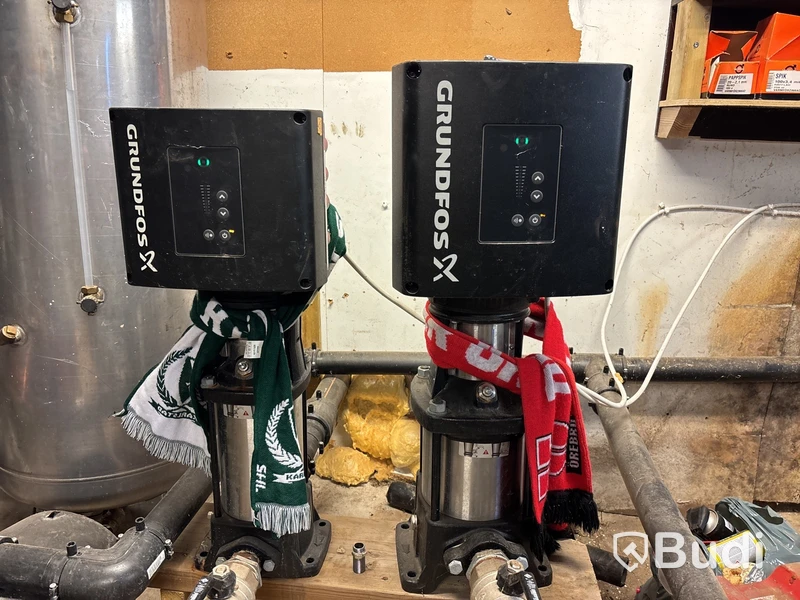 2 st bevattningspumpar Grundfos med 4 st vattentankar