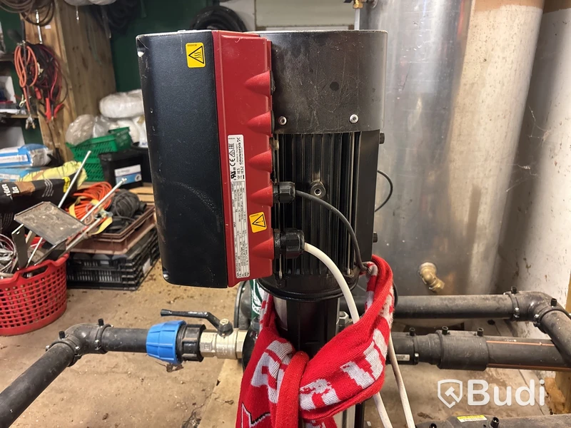 2 st bevattningspumpar Grundfos med 4 st vattentankar